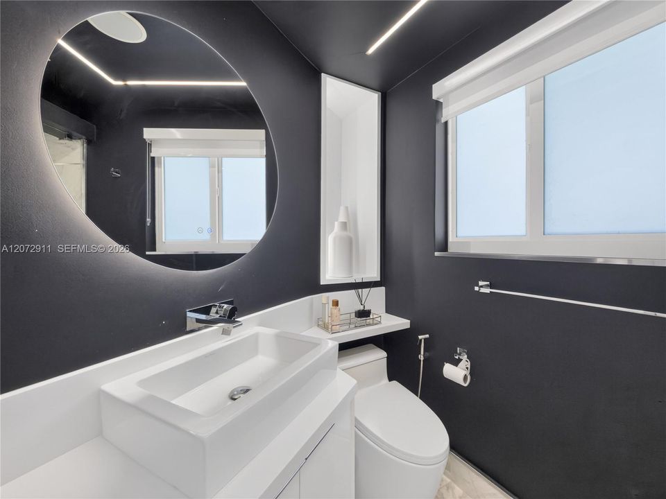 For Sale: $864,000 (2 beds, 1 baths, 1060 Square Feet)