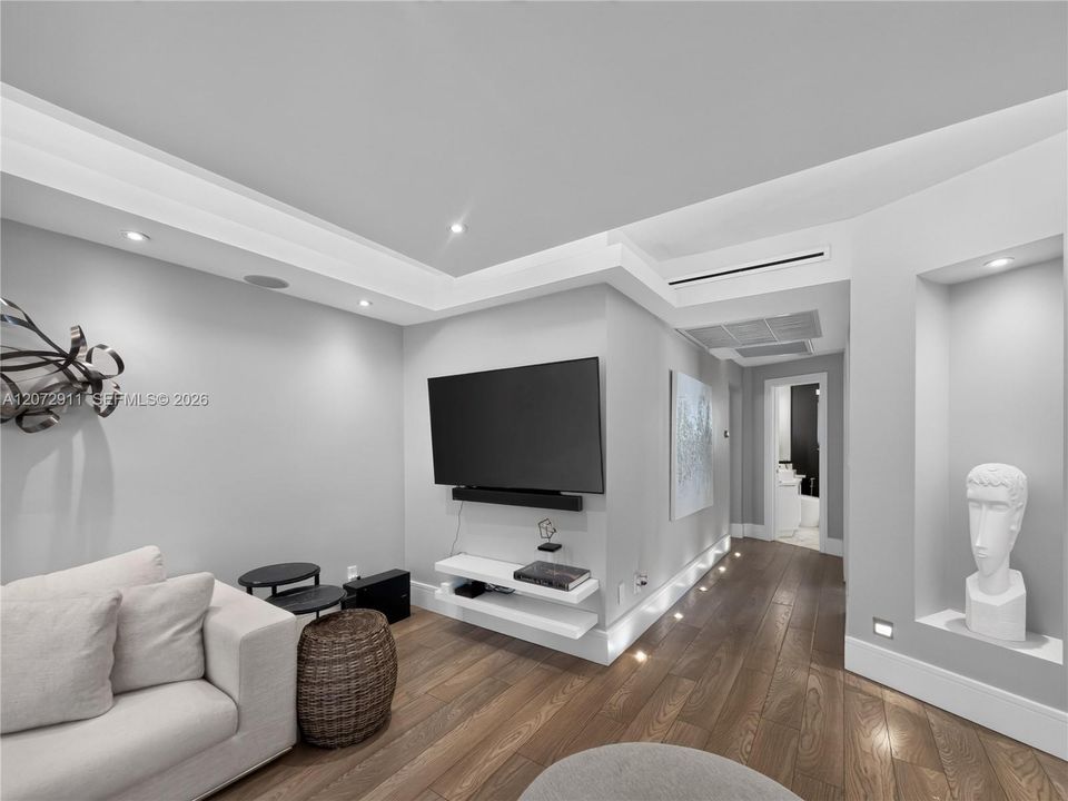 For Sale: $864,000 (2 beds, 1 baths, 1060 Square Feet)