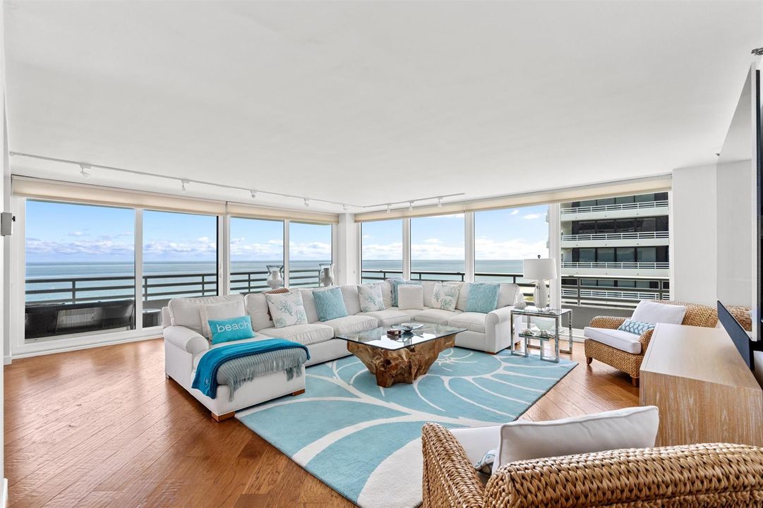 WRAPAROUND BALCONY GREAT ROOM