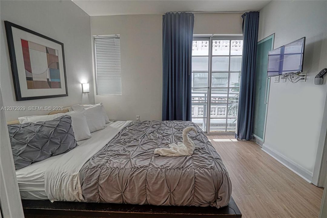For Sale: $285,000 (1 beds, 1 baths, 395 Square Feet)