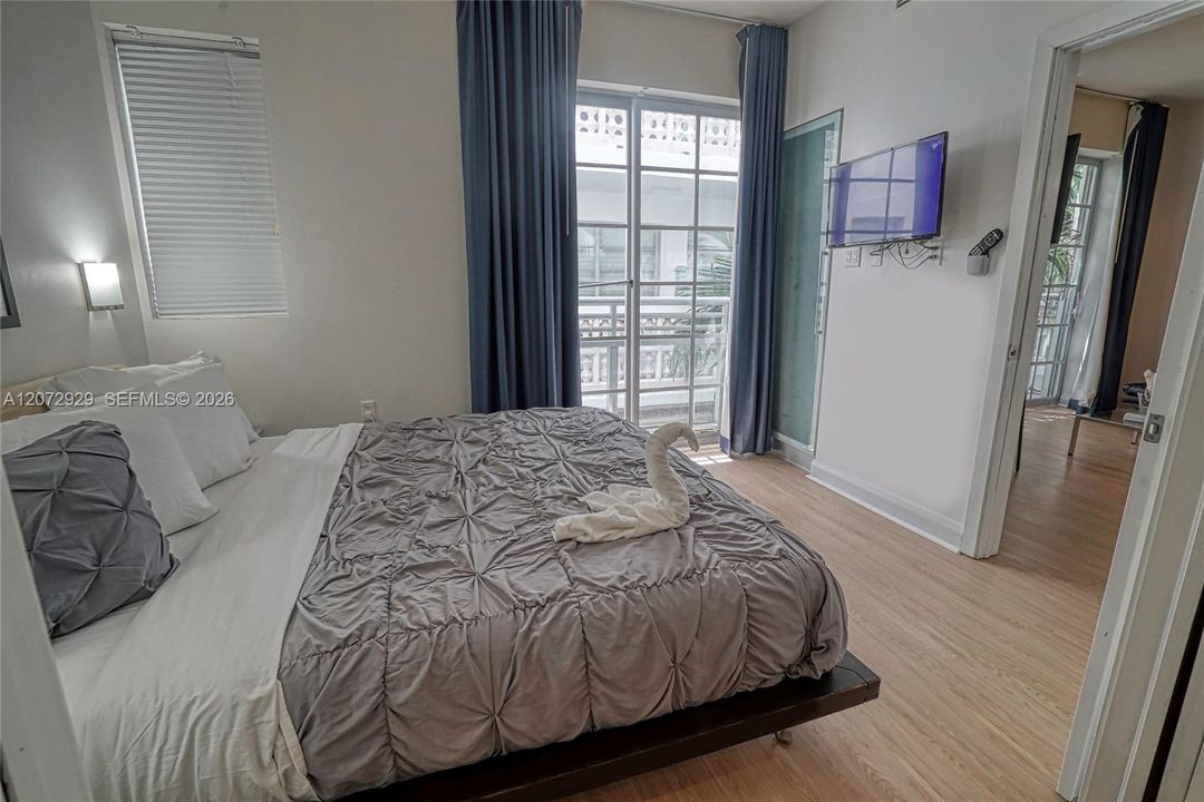 For Sale: $285,000 (1 beds, 1 baths, 395 Square Feet)