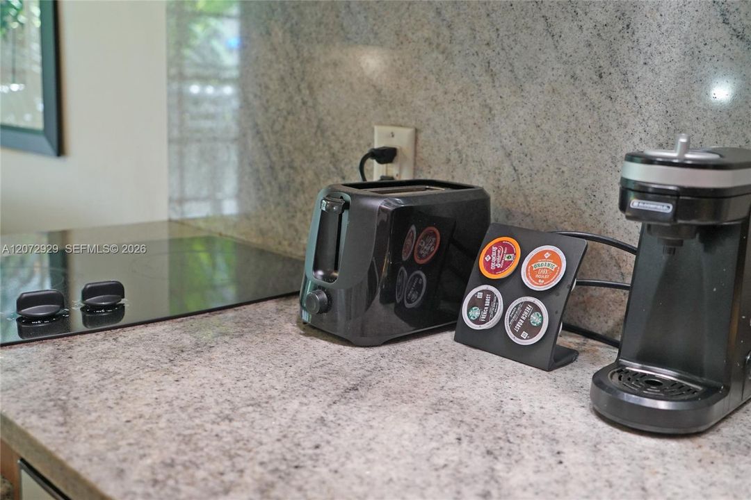 For Sale: $285,000 (1 beds, 1 baths, 395 Square Feet)