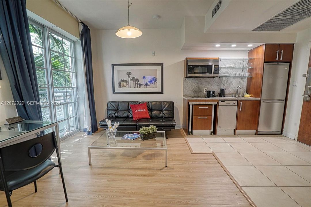 For Sale: $285,000 (1 beds, 1 baths, 395 Square Feet)