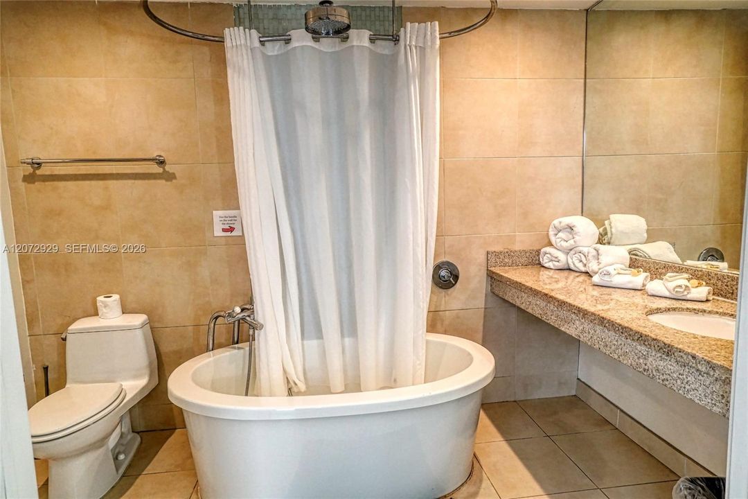 For Sale: $285,000 (1 beds, 1 baths, 395 Square Feet)