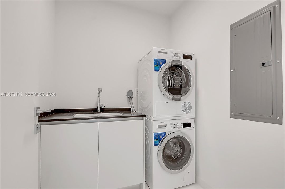 En Renta: $24,500 (3 camas, 3 baños, 2422 Pies cuadrados)