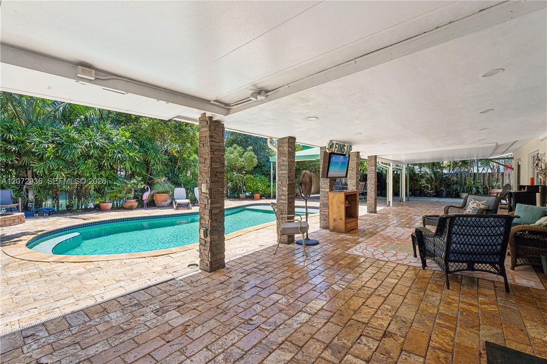 En Venta: $739,000 (3 camas, 2 baños, 1557 Pies cuadrados)