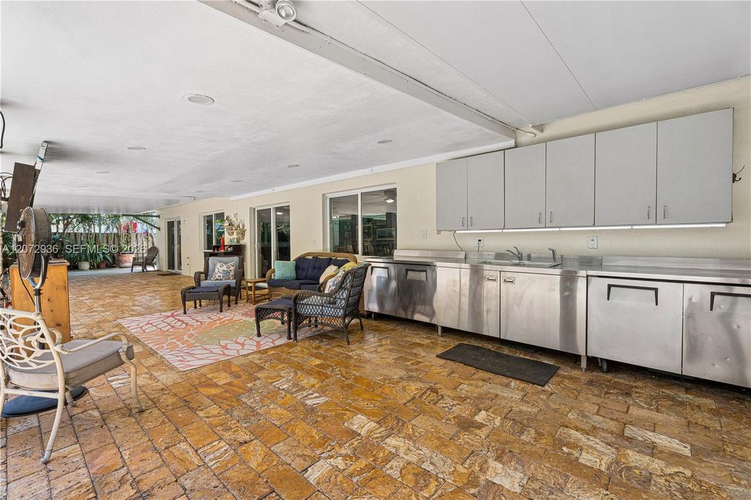 En Venta: $739,000 (3 camas, 2 baños, 1557 Pies cuadrados)