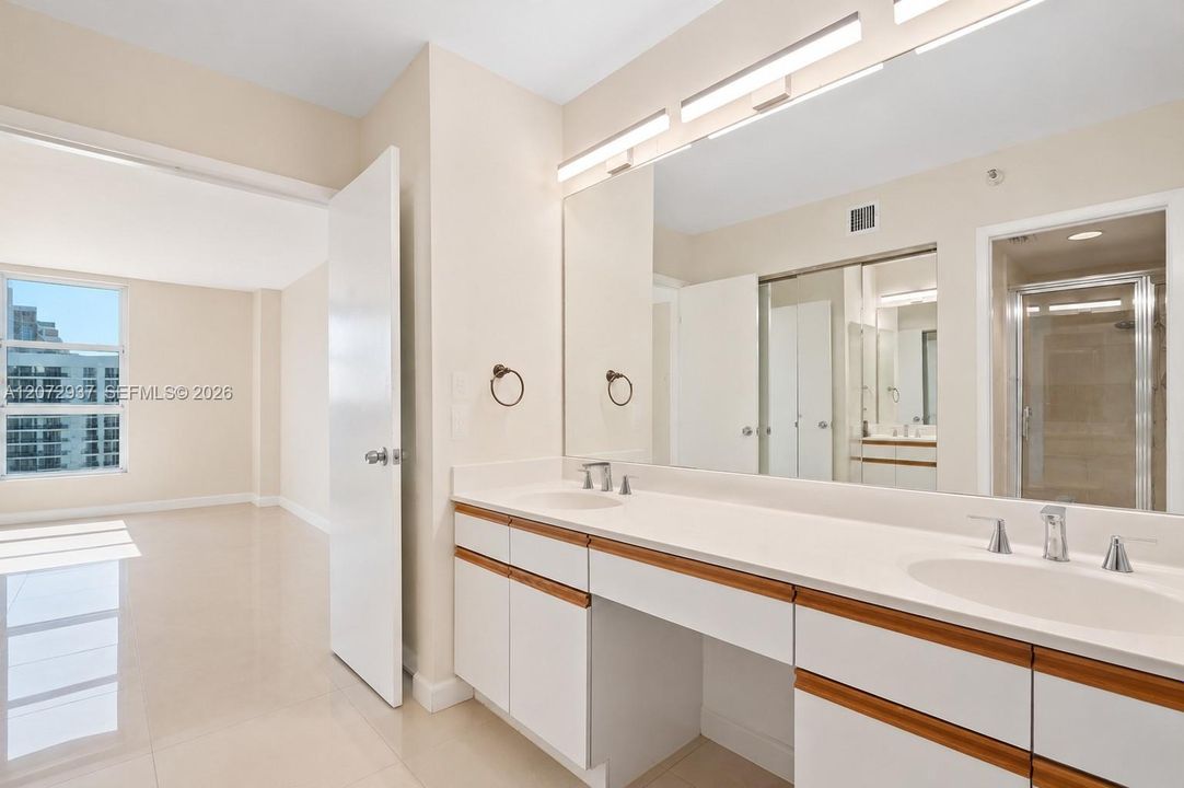En Venta: $425,000 (2 camas, 2 baños, 1365 Pies cuadrados)