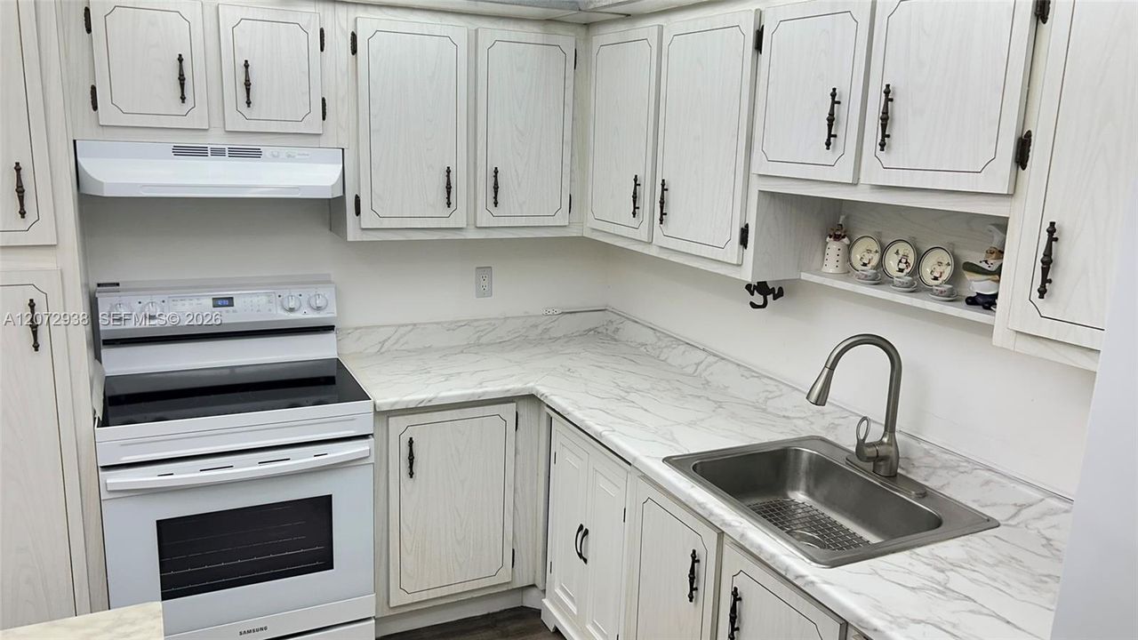 For Sale: $200,000 (2 beds, 2 baths, 1100 Square Feet)
