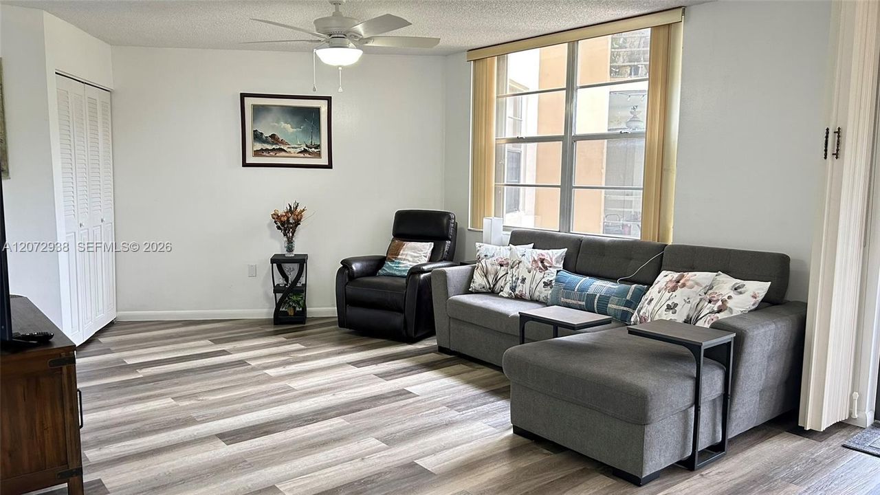 For Sale: $200,000 (2 beds, 2 baths, 1100 Square Feet)