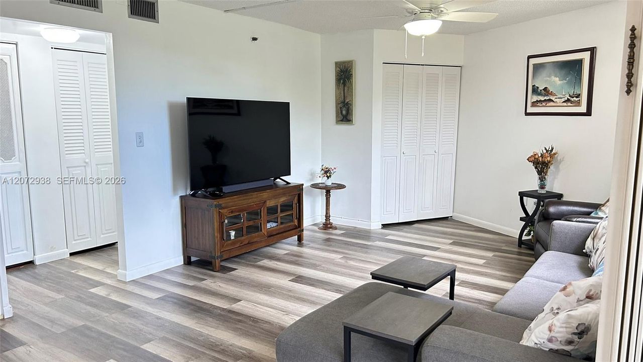 For Sale: $200,000 (2 beds, 2 baths, 1100 Square Feet)
