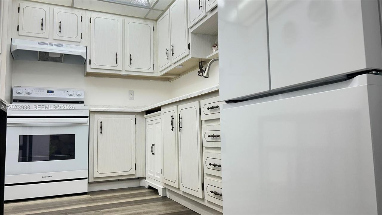 For Sale: $200,000 (2 beds, 2 baths, 1100 Square Feet)