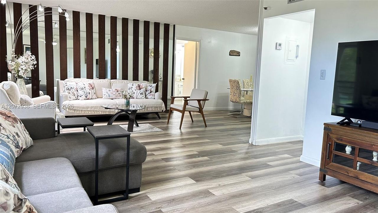 For Sale: $200,000 (2 beds, 2 baths, 1100 Square Feet)