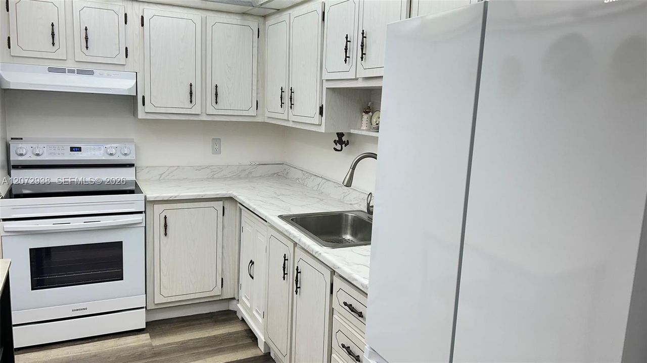 For Sale: $200,000 (2 beds, 2 baths, 1100 Square Feet)