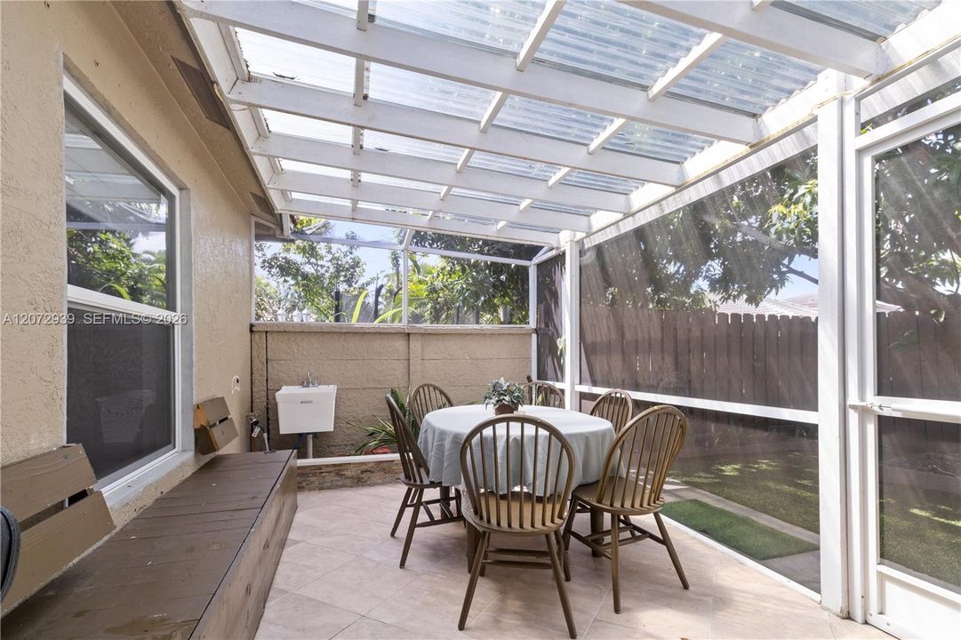 En Venta: $558,200 (3 camas, 2 baños, 1708 Pies cuadrados)