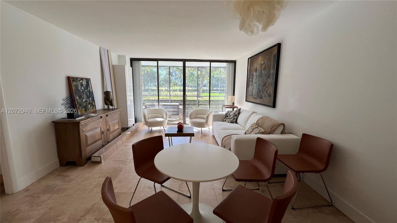 For Rent: $2,100 (1 beds, 1 baths, 741 Square Feet)