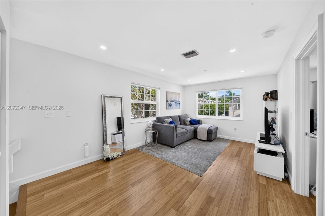 En Venta: $270,000 (1 camas, 1 baños, 770 Pies cuadrados)