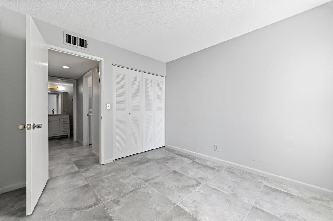 19 Bedroom 02