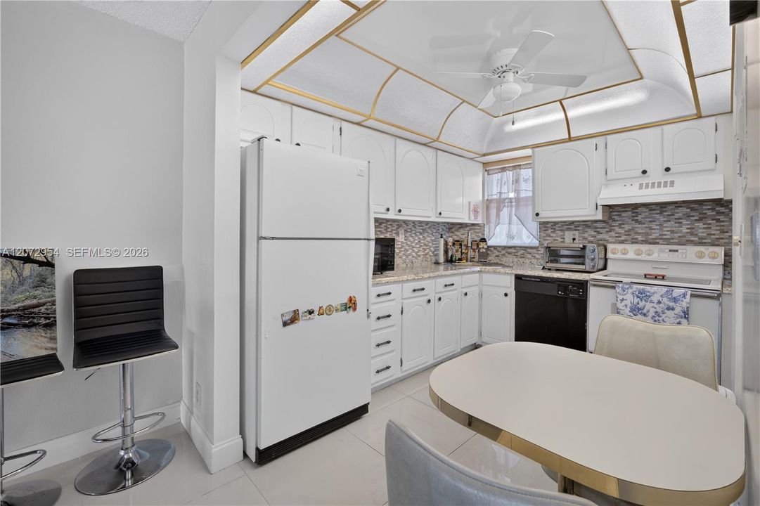 For Sale: $120,000 (1 beds, 1 baths, 800 Square Feet)
