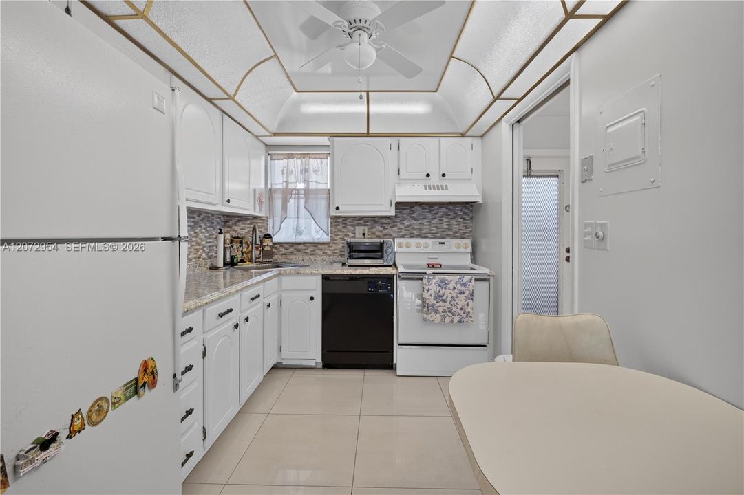 For Sale: $120,000 (1 beds, 1 baths, 800 Square Feet)
