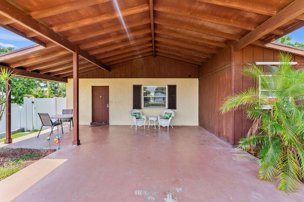 Front w 2c carport