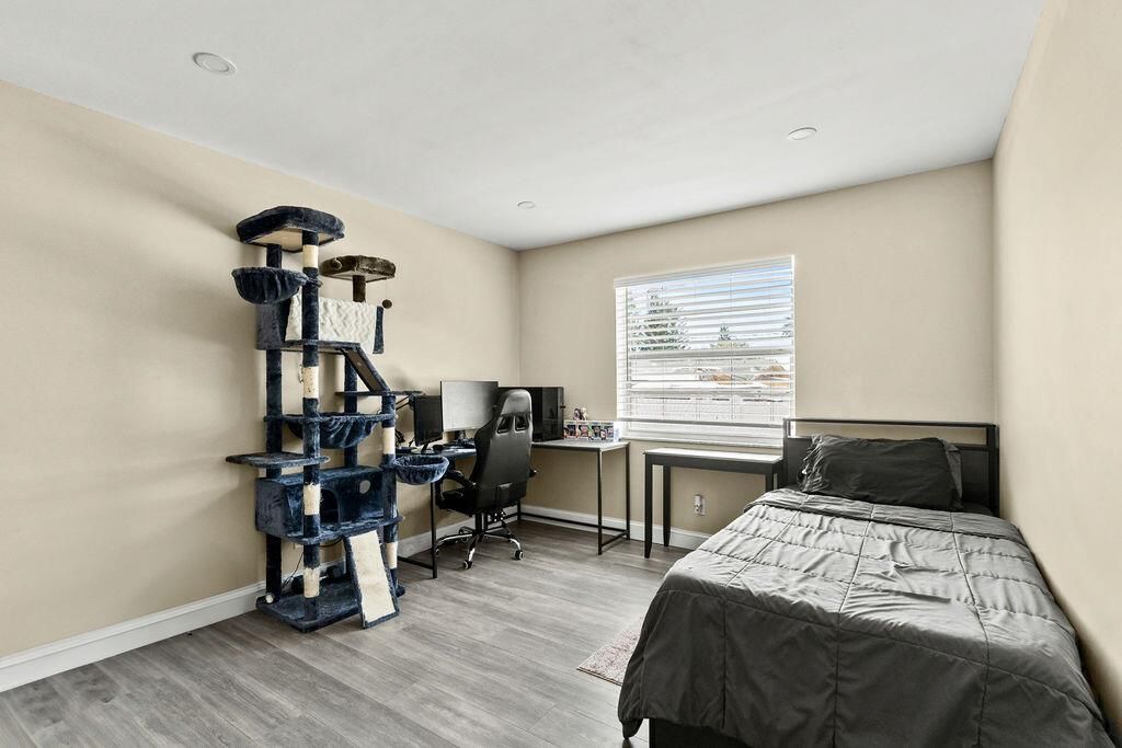 2nd bedroom