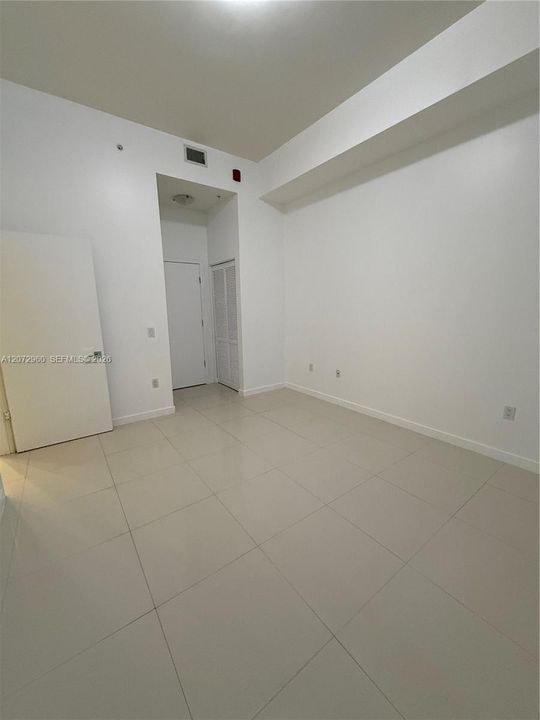 For Sale: $329,000 (1 beds, 1 baths, 765 Square Feet)