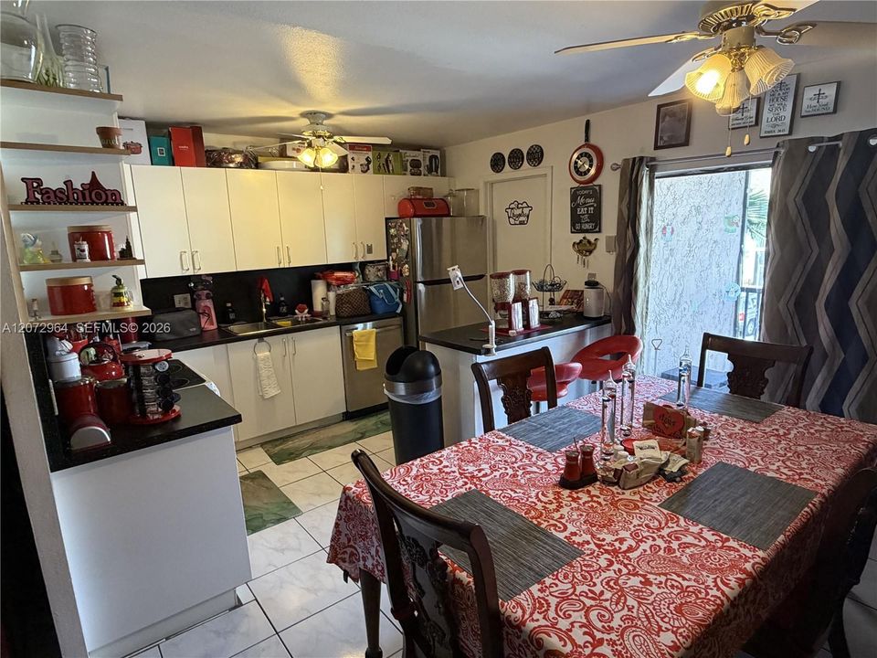 For Sale: $190,000 (2 beds, 2 baths, 940 Square Feet)