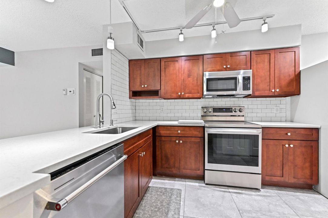 14 Kitchen 02
