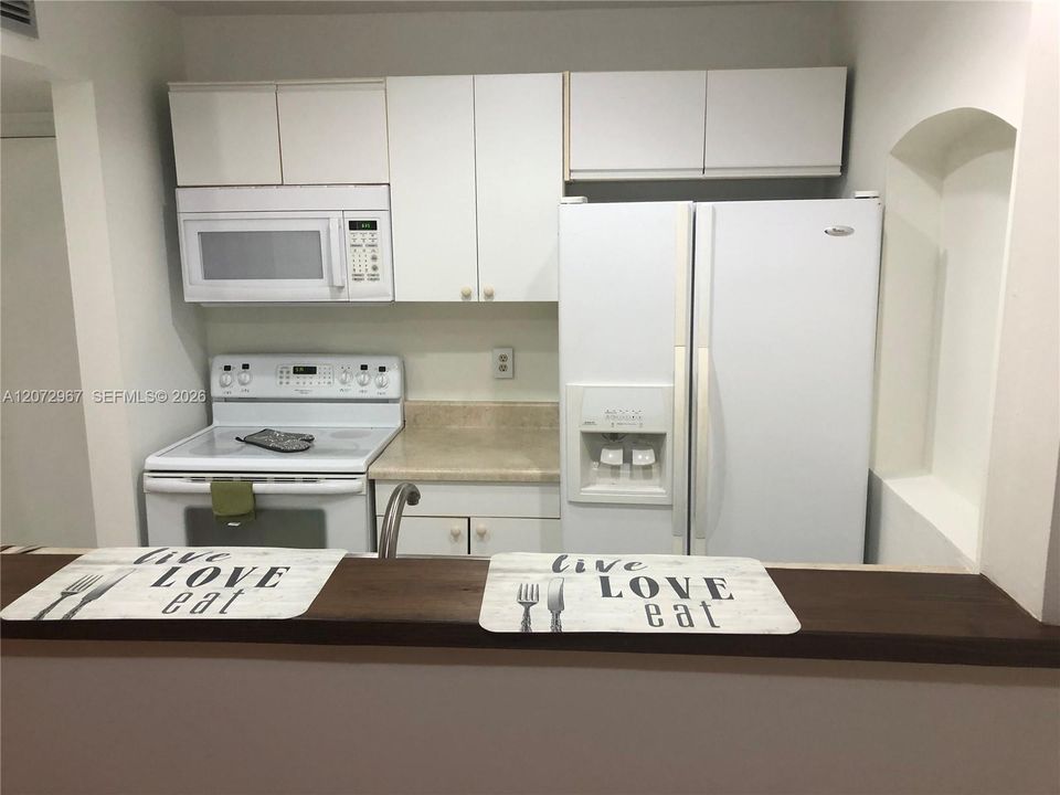 For Sale: $202,000 (2 beds, 2 baths, 933 Square Feet)