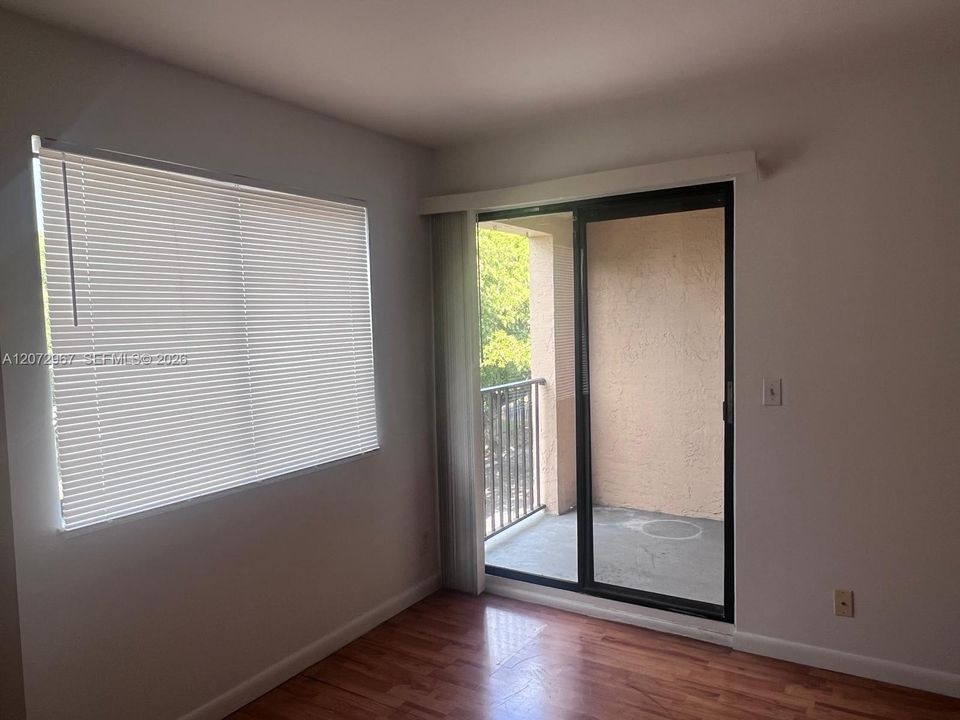 For Sale: $202,000 (2 beds, 2 baths, 933 Square Feet)