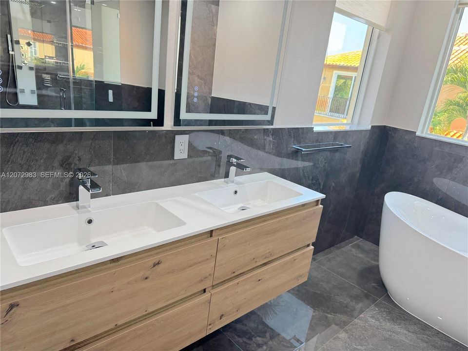For Sale: $1,100,000 (4 beds, 3 baths, 2997 Square Feet)