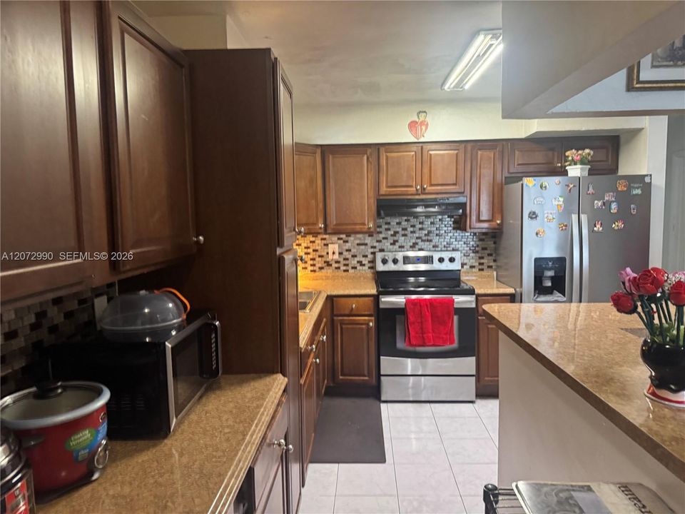 Activo con contrato: $685,000 (4 camas, 3 baños, 1699 Pies cuadrados)