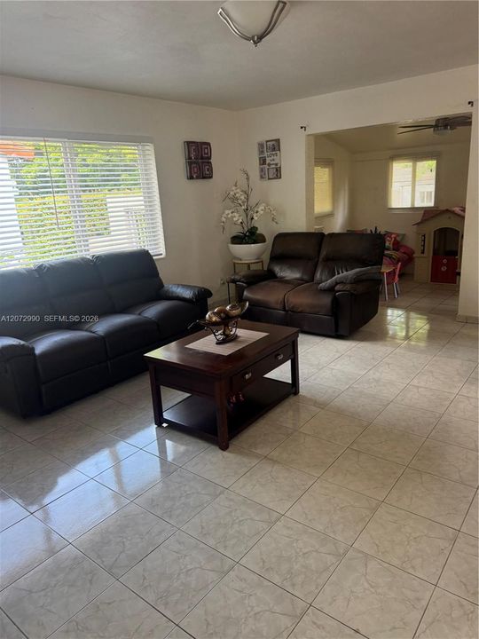 Activo con contrato: $685,000 (4 camas, 3 baños, 1699 Pies cuadrados)