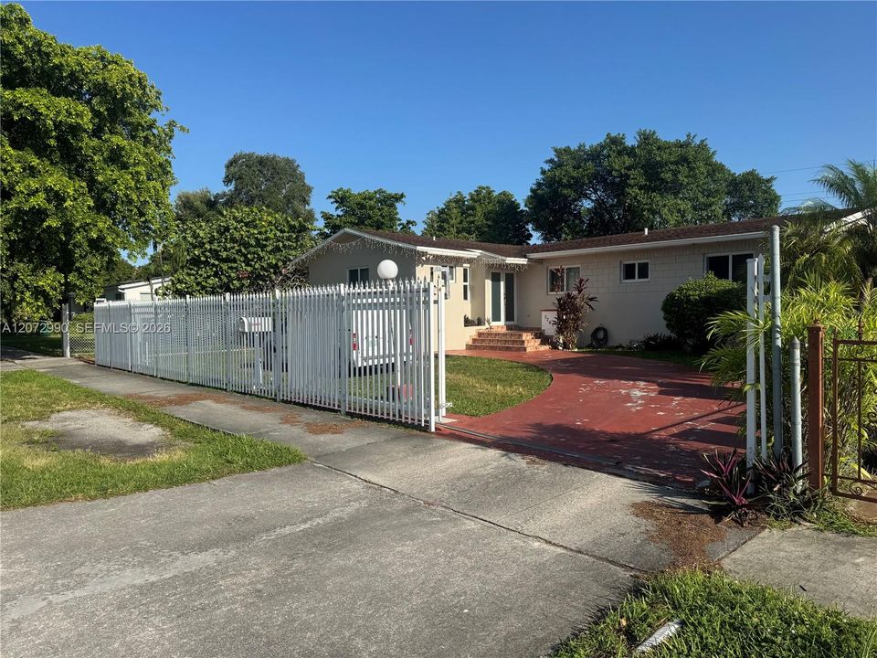 Activo con contrato: $685,000 (4 camas, 3 baños, 1699 Pies cuadrados)