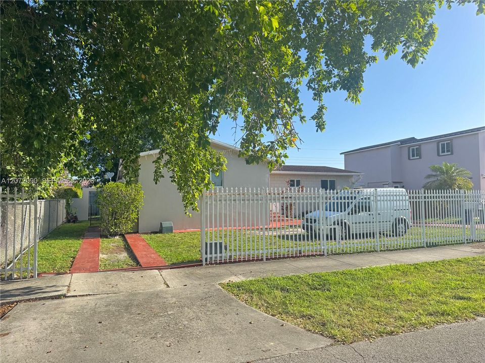 Activo con contrato: $685,000 (4 camas, 3 baños, 1699 Pies cuadrados)