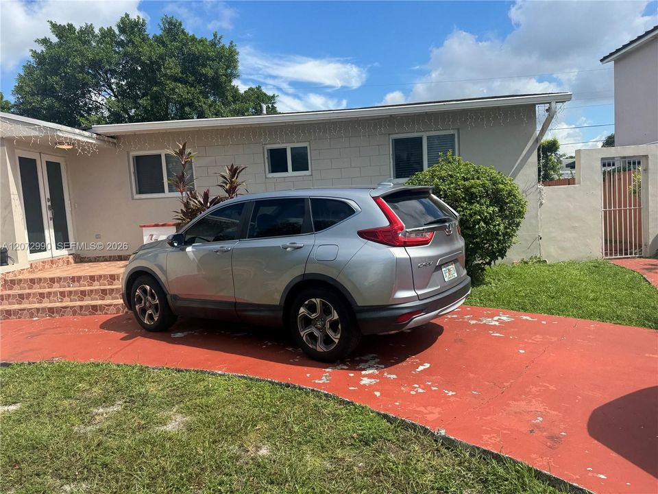 Activo con contrato: $685,000 (4 camas, 3 baños, 1699 Pies cuadrados)