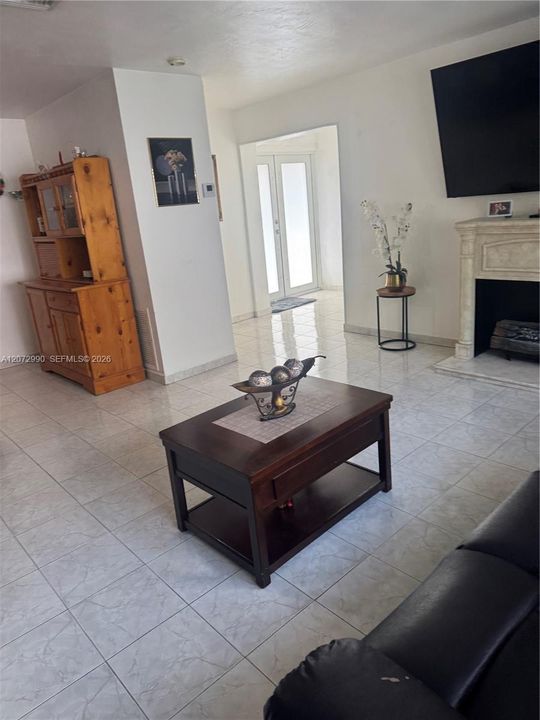 Activo con contrato: $685,000 (4 camas, 3 baños, 1699 Pies cuadrados)