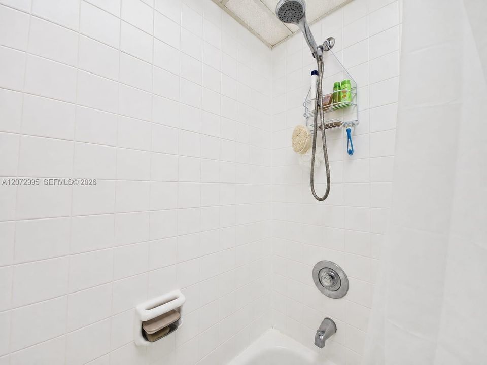For Rent: $1,950 (1 beds, 1 baths, 870 Square Feet)