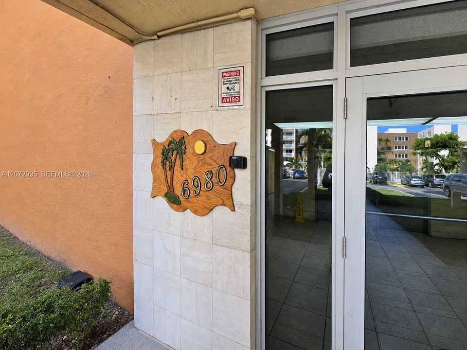 For Rent: $1,950 (1 beds, 1 baths, 870 Square Feet)