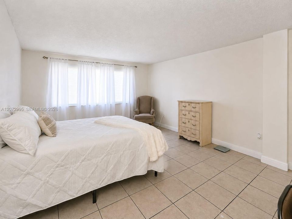 For Rent: $1,950 (1 beds, 1 baths, 870 Square Feet)