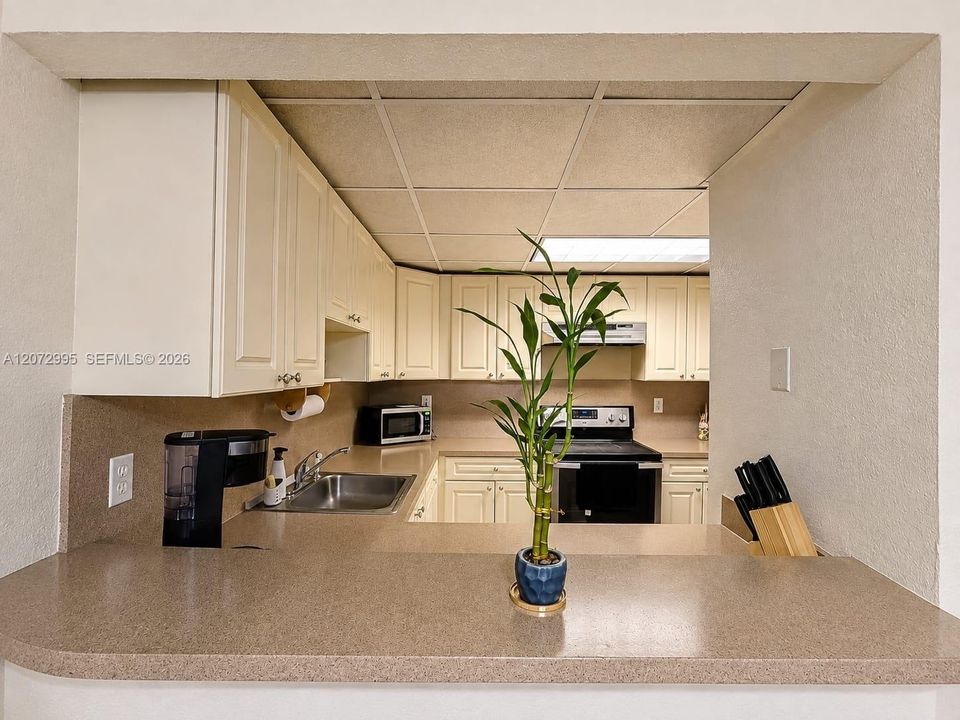 For Rent: $1,950 (1 beds, 1 baths, 870 Square Feet)