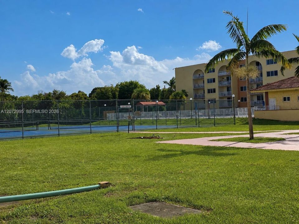 For Rent: $1,950 (1 beds, 1 baths, 870 Square Feet)