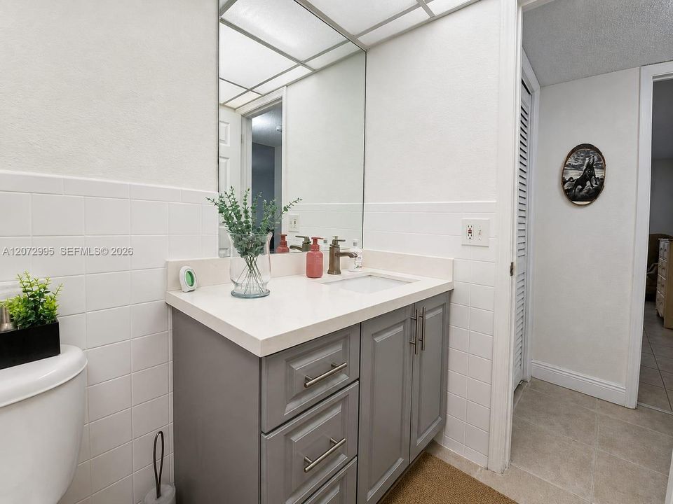 For Rent: $1,950 (1 beds, 1 baths, 870 Square Feet)
