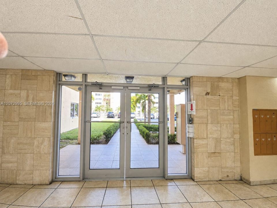 For Rent: $1,950 (1 beds, 1 baths, 870 Square Feet)