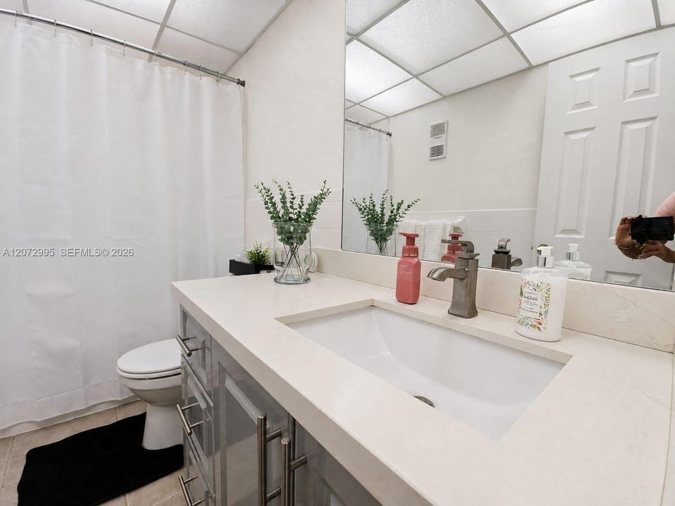For Rent: $1,950 (1 beds, 1 baths, 870 Square Feet)