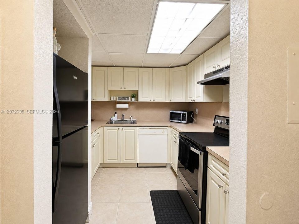 For Rent: $1,950 (1 beds, 1 baths, 870 Square Feet)