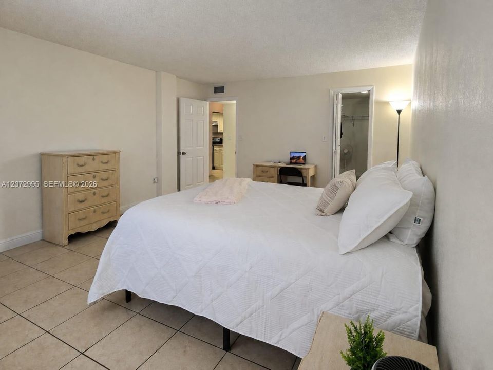 For Rent: $1,950 (1 beds, 1 baths, 870 Square Feet)