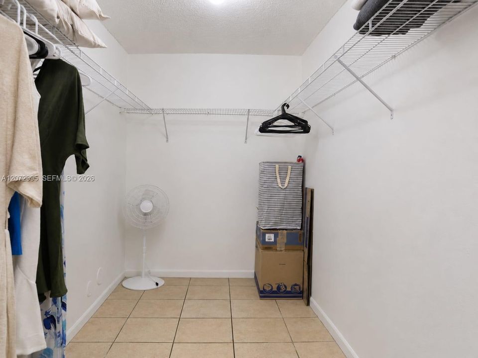 For Rent: $1,950 (1 beds, 1 baths, 870 Square Feet)