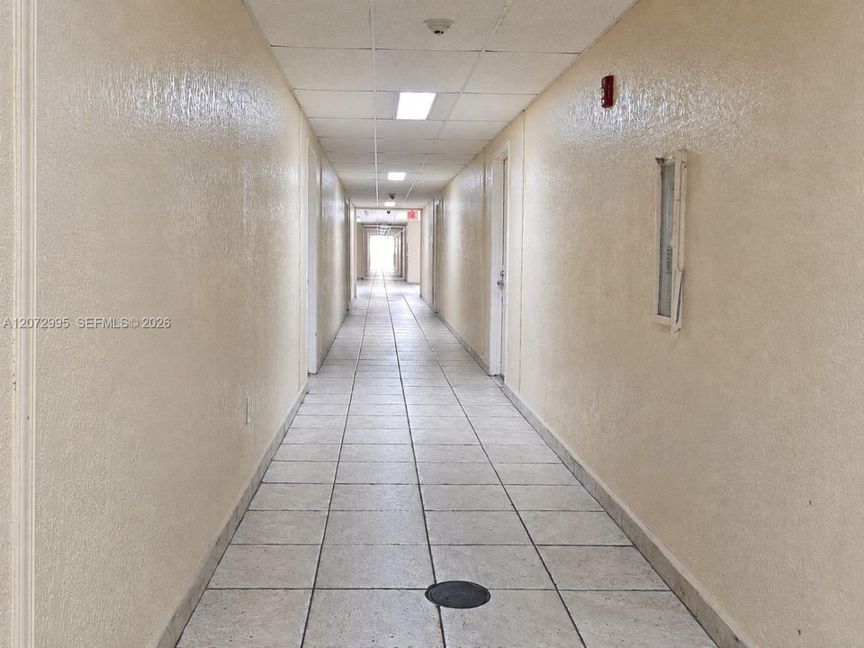 For Rent: $1,950 (1 beds, 1 baths, 870 Square Feet)